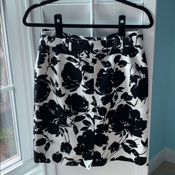 Beautiful Ladies Skirt - Picture 3 of 6